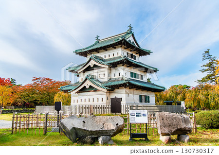青森弘前城：紅葉染紅的天守閣 130730317