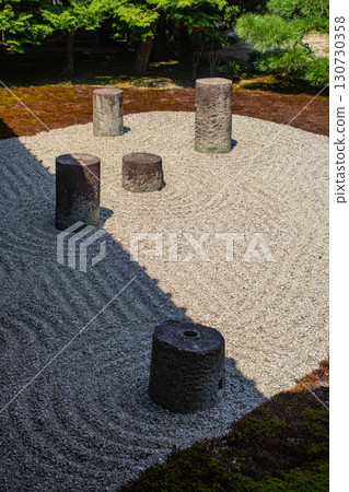 【京都風光】東福寺本坊庭園:東庭倒映著美麗的星座“北斗七星” 【京都風光】東福寺本坊庭園:東庭倒映著美麗的星座“北斗七星” 130730358