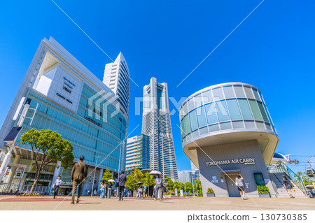 9 月 8 日，日本橫濱城市景觀。搭乘空中巴士可欣賞橫濱地標塔和櫻木町站的景色。 130730385