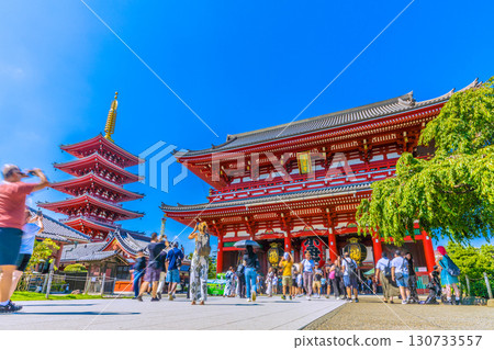 9月1日,日本東京城市景觀。酷熱難耐…入境旅遊持續進行…彷彿置身異國他鄉…淺草寺擠滿了外國遊客。 9月1日,日本東京城市景觀。酷熱難耐…入境旅遊持續進行…彷彿置身異國他鄉…淺草寺擠滿了外國遊客。 130733557