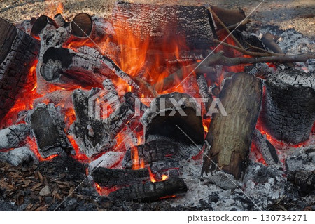 新年參拜時在神社境內焚燒 3 130734271
