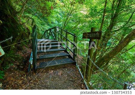 Information board and hiking trail at Nanatsugama Godan Falls in Nishizawa Valley, Yamanashi City, Yamanashi Prefecture Information board and hiking trail at Nanatsugama Godan Falls in Nishizawa Valley, Yamanashi City, Yamanashi Prefecture 130734353
