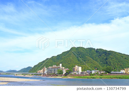 Scenery of Nagaragawa Onsen and Mt. Kinka, Gifu City, Gifu Prefecture 130734799