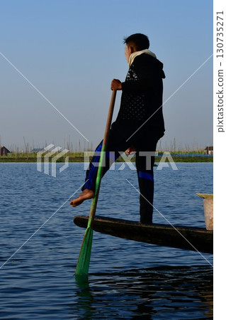 緬甸茵萊湖,印塔漁夫,單腳划船,小船 緬甸茵萊湖,印塔漁夫,單腳划船,小船 130735271