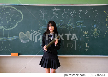 學校教室裡拿著文憑的女孩 學校教室裡拿著文憑的女孩 130736561