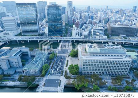 從大阪淀屋橋的高層建築欣賞禦堂筋和中之島的夜景 從大阪淀屋橋的高層建築欣賞禦堂筋和中之島的夜景 130736873