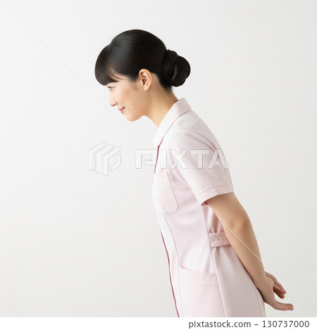Profile of a young nurse bowing politely and greeting 130737000