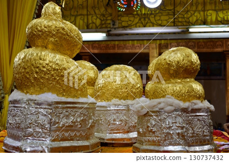 Myanmar, Inle Lake, floating temple, Phaung Daw Oo Pagoda, gold leafed principal image resembling a dumpling Myanmar, Inle Lake, floating temple, Phaung Daw Oo Pagoda, gold leafed principal image resembling a dumpling 130737432