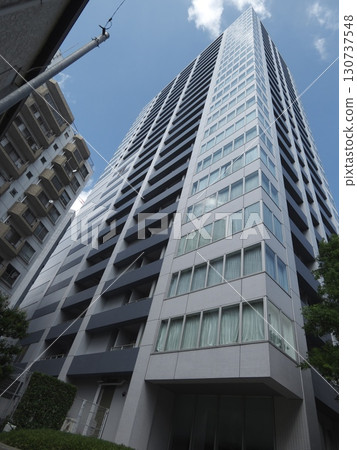 刺破藍天的城市地標：高聳的高樓公寓 130737548