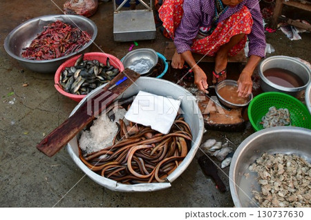Myanmar, Mandalay, fish market, fish filleters Myanmar, Mandalay, fish market, fish filleters 130737630