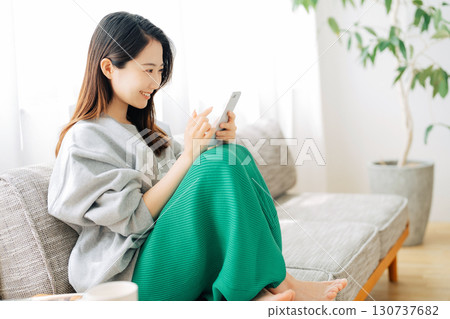 坐沙發和看智能手機的婦女 130737682