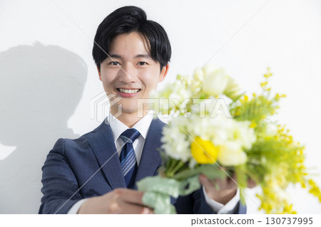 商人獻上一束花束 商人獻上一束花束 130737995