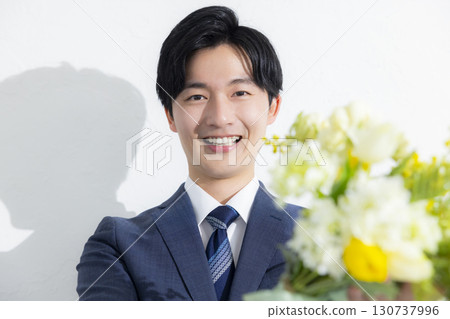 商人獻上一束花束 130737996