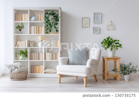 客廳內部裝飾有白色書架和室內植物 客廳內部裝飾有白色書架和室內植物 130738175