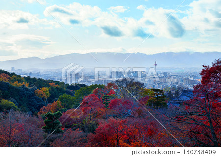 從清水寺眺望被秋葉染紅的京都市 130738409