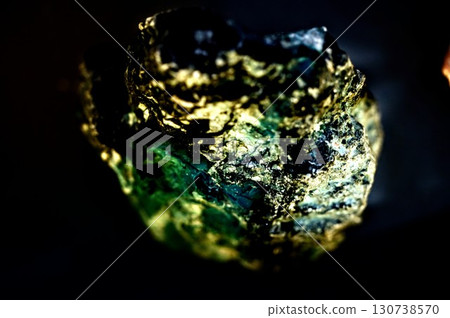 黑色背景中,一塊石頭被放置在水晶之中 黑色背景中,一塊石頭被放置在水晶之中 130738570