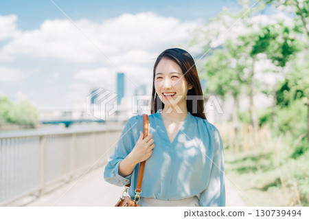 Commuting business woman Commuting business woman 130739494