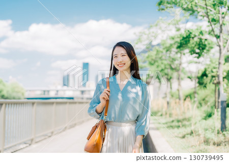 通勤的女商人 130739495