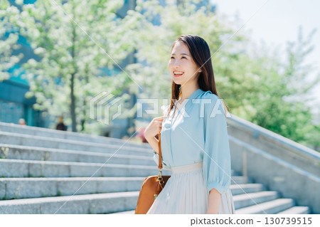 上樓梯的女商人 130739515