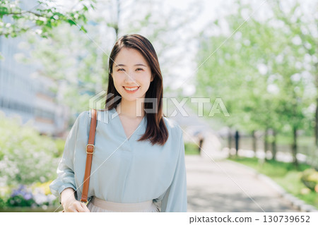  Casual business woman 130739652