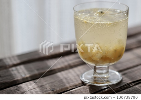 高腳杯中盛有百香果和椰果汽水 高腳杯中盛有百香果和椰果汽水 130739790