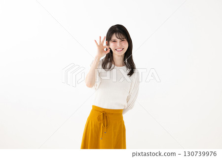 一個微笑的中年婦女 一個微笑的中年婦女 130739976