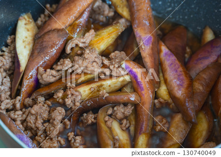 茄子和肉末在煎鍋裡翻炒 茄子和肉末在煎鍋裡翻炒 130740049