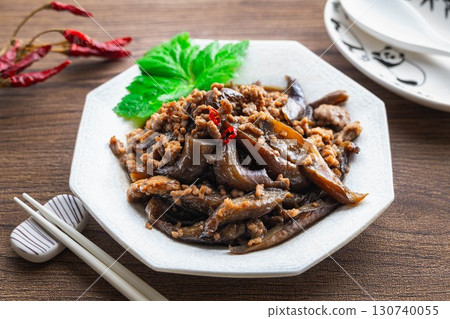 Japanese-style stir-fried eggplant and minced meat 130740055