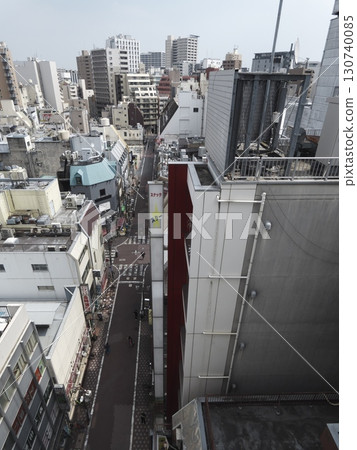 從高層建築上看到的東京小巷和複雜的街道 從高層建築上看到的東京小巷和複雜的街道 130740085