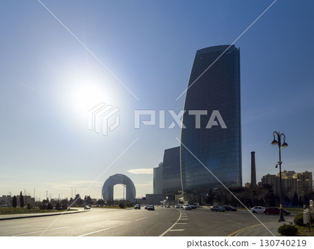 亞塞拜然巴庫的高速公路和摩天大樓 亞塞拜然巴庫的高速公路和摩天大樓 130740219
