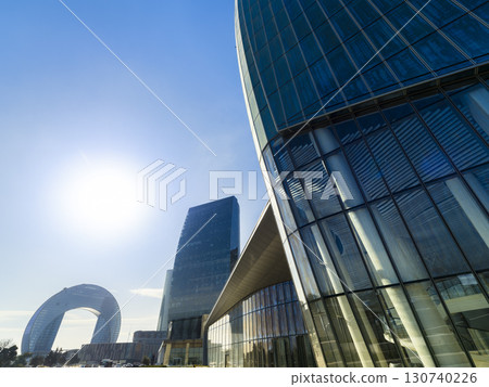 阿塞拜疆巴庫市中心的現代摩天大樓 130740226
