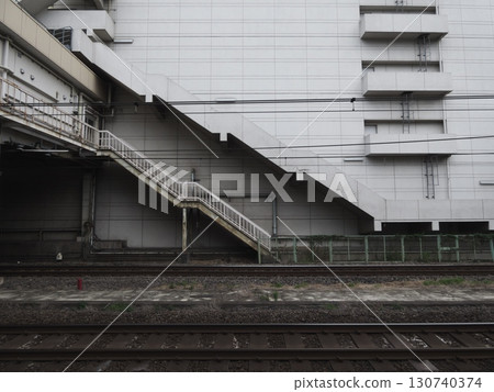 混凝土牆和複雜的樓梯：無機車站景觀 130740374