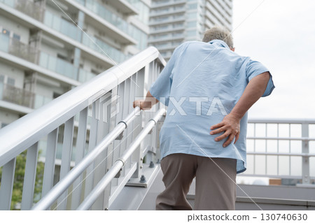 Elderly people who climb the stairs 130740630