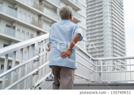 爬樓梯的老人 130740631