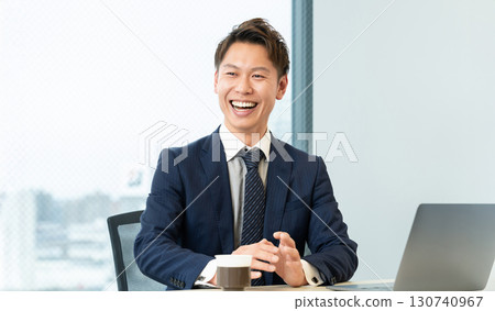 男性商人微笑著交談 男性商人微笑著交談 130740967