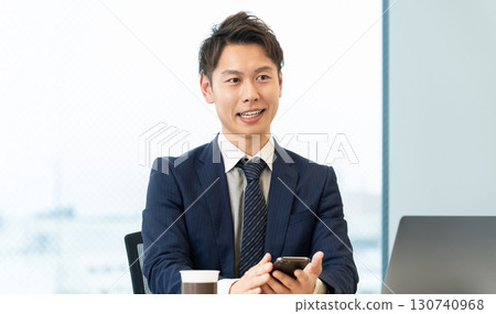 男性商人微笑著交談 130740968