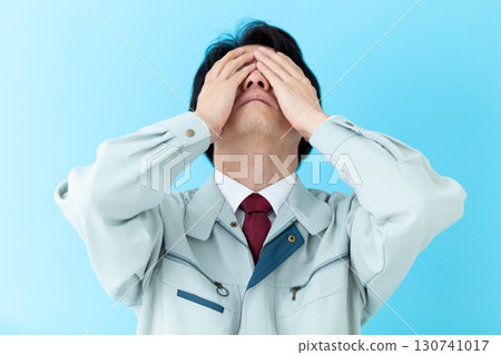 一位身穿工作服的中年男性商人擔心 一位身穿工作服的中年男性商人擔心 130741017