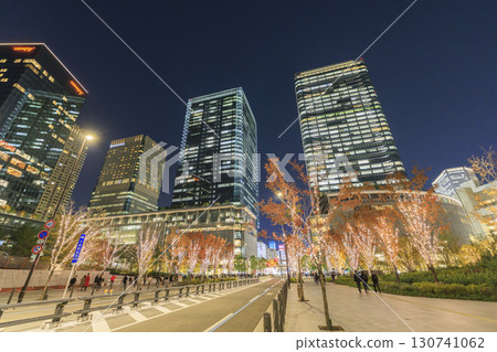 大阪府梅田的建築物和聖誕彩燈(大阪市北區梅田) 大阪府梅田的建築物和聖誕彩燈(大阪市北區梅田) 130741062