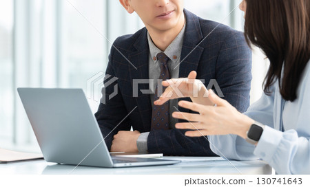 兩個商人,一男一女,開會 兩個商人,一男一女,開會 130741643