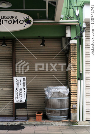 酒類商店的百葉窗 130741742