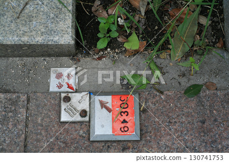 人行道上安裝的土地界標 130741753