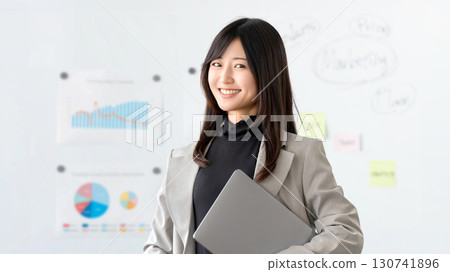Woman with a laptop / business woman 130741896