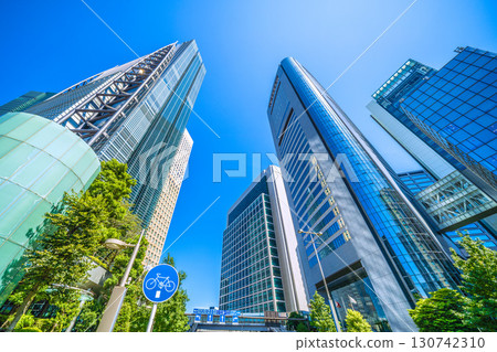 日本東京城市景觀，包括汐留商業區和自行車專用區（第 15 名） 130742310
