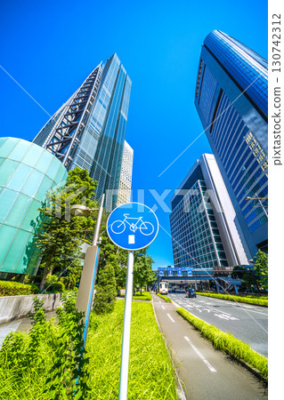 日本東京城市景觀，包括汐留商業區和自行車專用區（第 15 名） 130742312