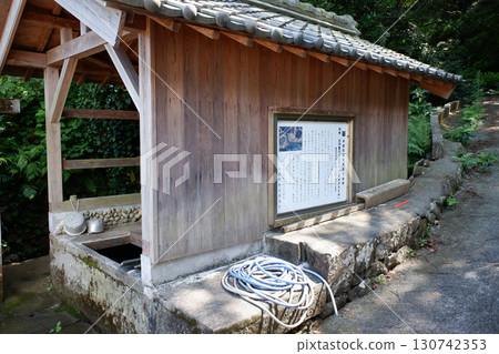 Tokushima Prefecture, Deba Island, a public well where giant eels live Tokushima Prefecture, Deba Island, a public well where giant eels live 130742353