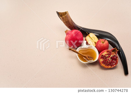 Rosh Hashanah Symbols. Jewish New Year celebration. 130744278
