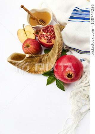 Rosh Hashanah Symbols. Jewish New Year celebration. 130744286