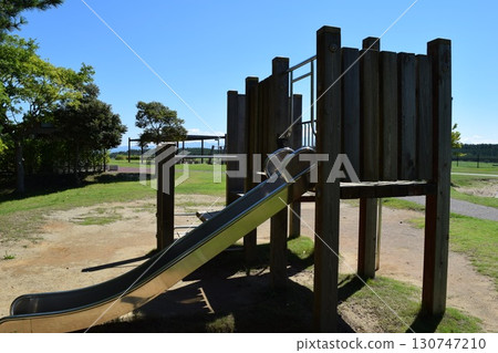 兒童公園的木製遊樂場 兒童公園的木製遊樂場 130747210