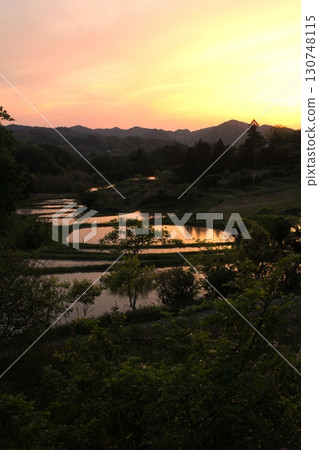 梯田水面倒映著夜空和靜謐的山脊,從上方俯瞰 梯田水面倒映著夜空和靜謐的山脊,從上方俯瞰 130748115