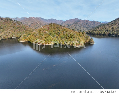 【八木澤水壩與奧利根湖鳥瞰圖】山與湖的紅葉 130748182